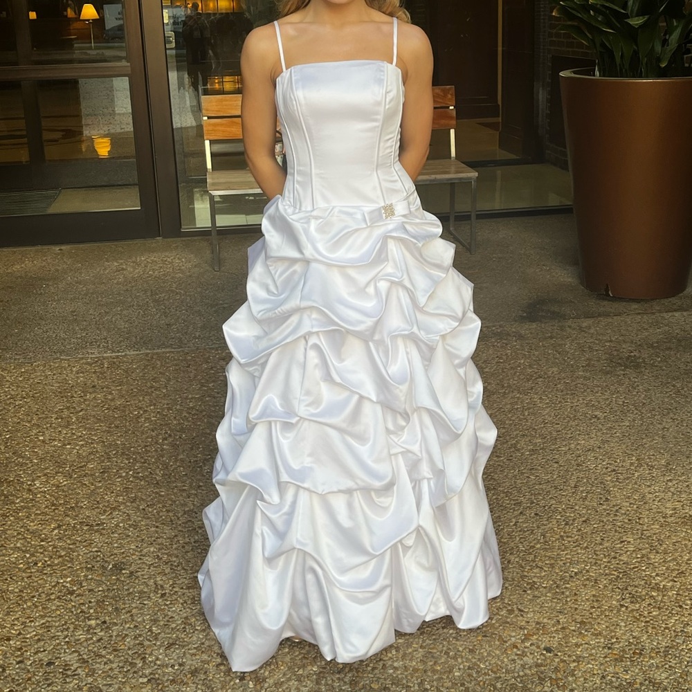 David’s Bridal Wedding Gown w/Ruched Layers